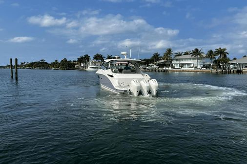 Sea Ray 320 Sundancer Outboard image