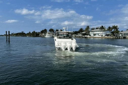 Sea Ray 320 Sundancer Outboard image