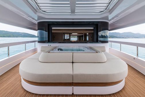 Ferretti Yachts INFYNITO 90 image