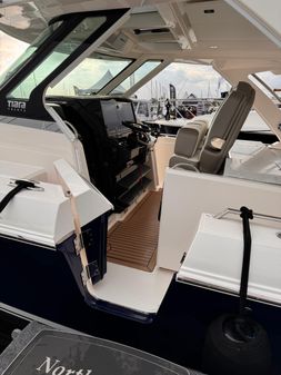 Tiara Yachts 38 LS image