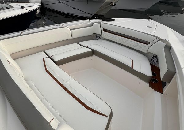 Tiara Yachts 38 LS image