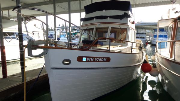 Grand Banks Flybridge Sedan image