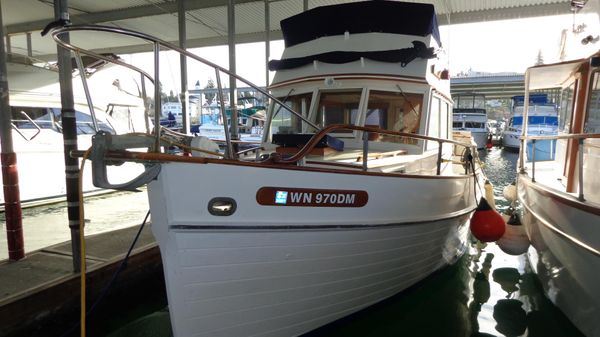 Grand Banks Flybridge Sedan