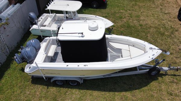 Robalo R260 Center Console image