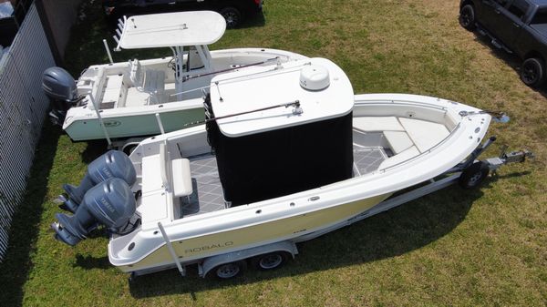 Robalo R260 Center Console image