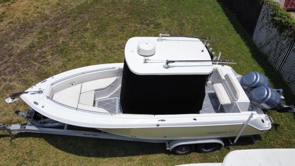 Robalo R260 Center Console image