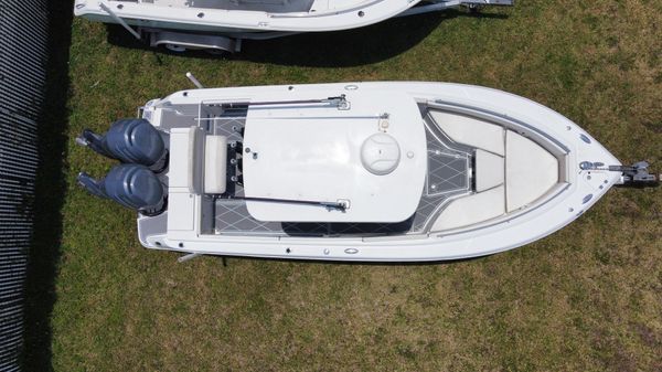 Robalo R260 Center Console image