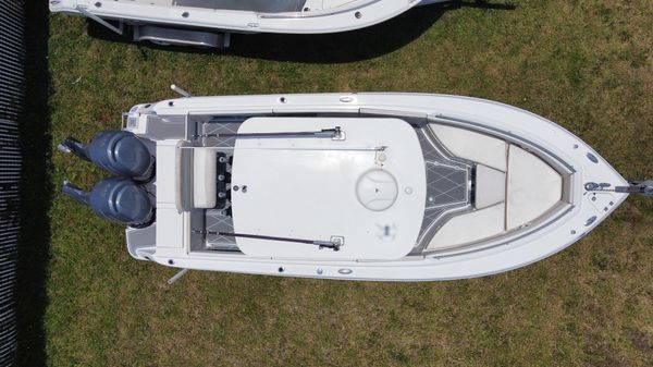 Robalo R260 Center Console image