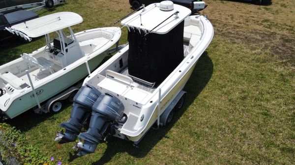 Robalo R260 Center Console image