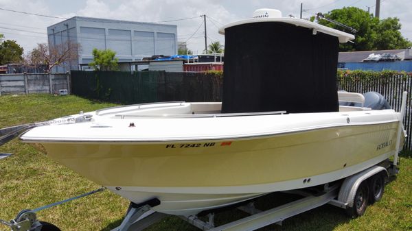 Robalo R260 Center Console image