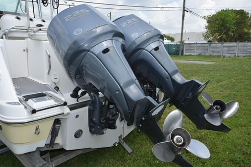 Robalo R260 Center Console image