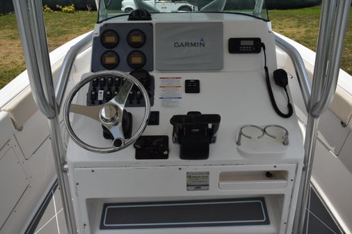 Robalo R260 Center Console image