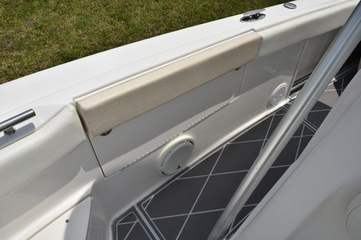 Robalo R260 Center Console image