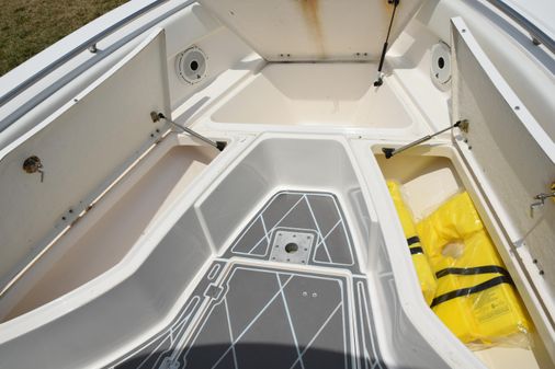 Robalo R260 Center Console image