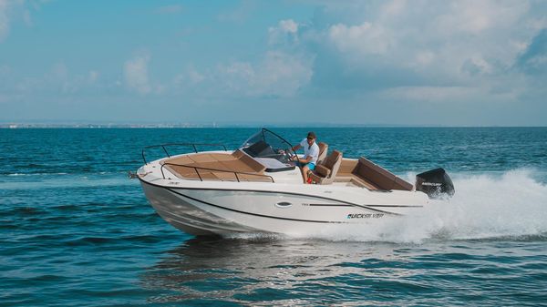 Quicksilver Activ 755 Sundeck 