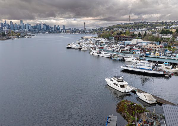 Meridian 580 Pilothouse image