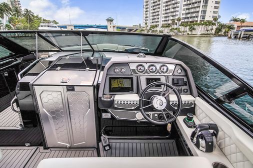 Cruisers-yachts 338-BOW-RIDER image