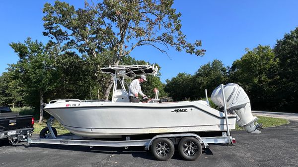 Mako 252 Center Console 