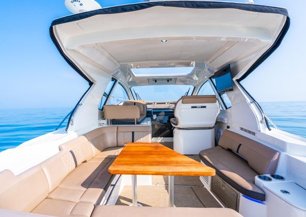 Sea Ray Sundancer 350 Coupe image