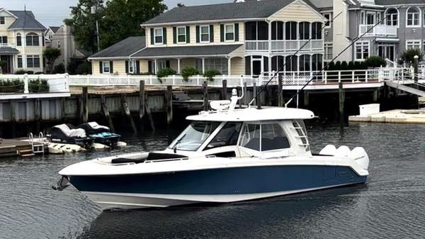Boston Whaler 350 Realm 