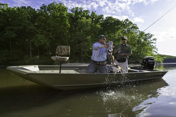Crestliner 1860 Retriever Jon Deluxe - main image