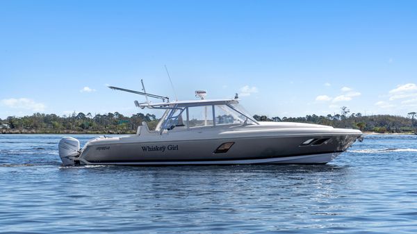 Intrepid 400 Cuddy