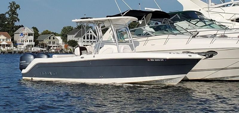 Robalo R240 Center Console - main image