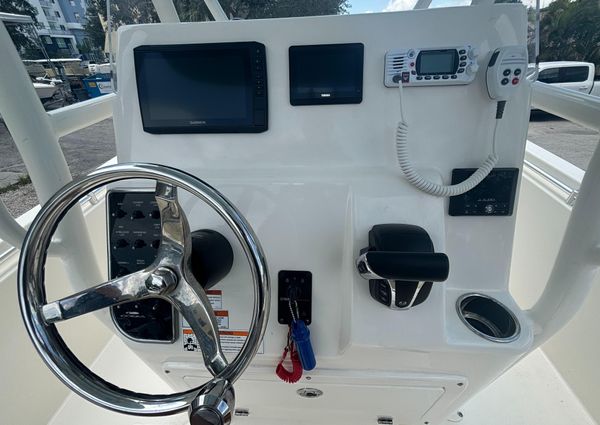 Cobia 220-CENTER-CONSOLE image