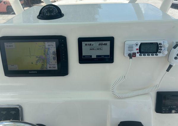 Cobia 220-CENTER-CONSOLE image