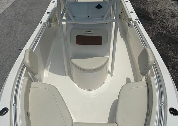 Cobia 220-CENTER-CONSOLE image