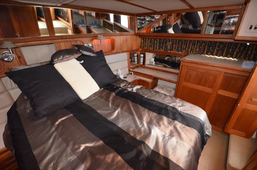 Carver 4207-AFT-CABIN-MOTORYACHT image