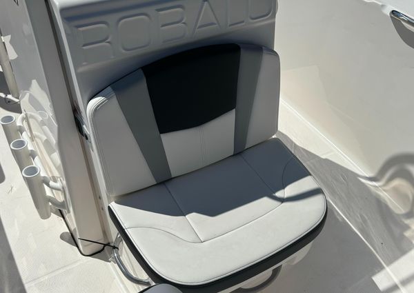 Robalo R200-CENTER-CONSOLE image