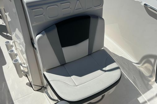 Robalo R200-CENTER-CONSOLE image