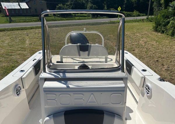 Robalo R200-CENTER-CONSOLE image