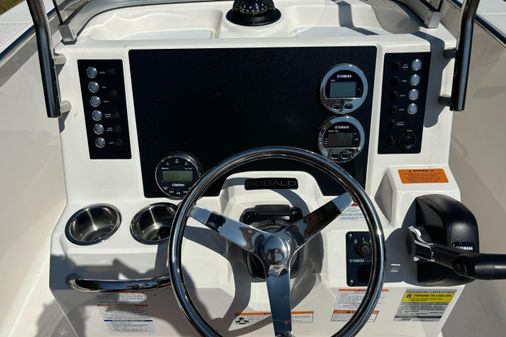 Robalo R200-CENTER-CONSOLE image