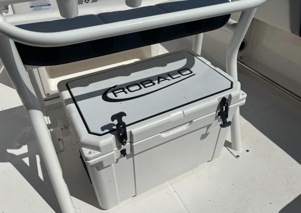 Robalo R200-CENTER-CONSOLE image