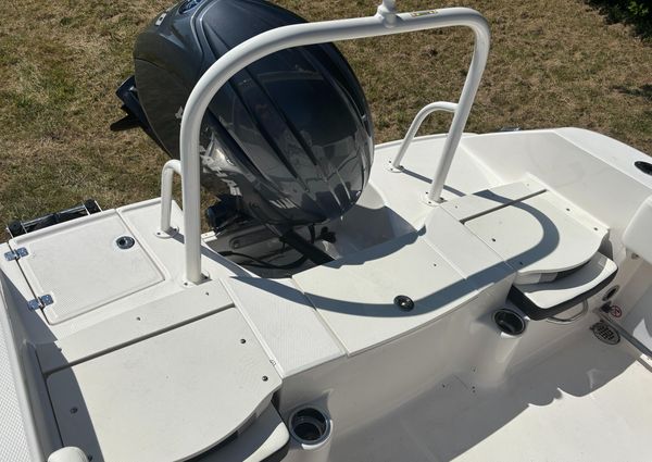 Robalo R200-CENTER-CONSOLE image