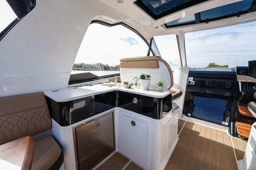 Sea Ray Sundancer 370 OB image