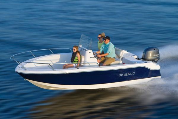 Robalo R160 Center Console - main image