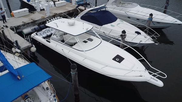 Intrepid 390 Sport Yacht 
