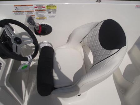 Bayliner DX2000 image
