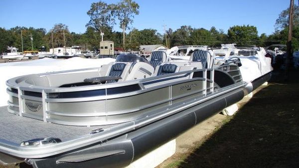 Bennington 25 BOWRIDER FASTBACK 