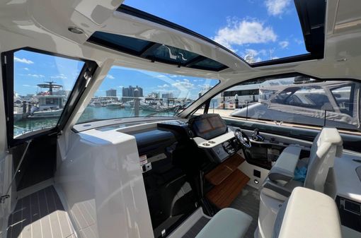 Sea Ray Sundancer 370 OB image