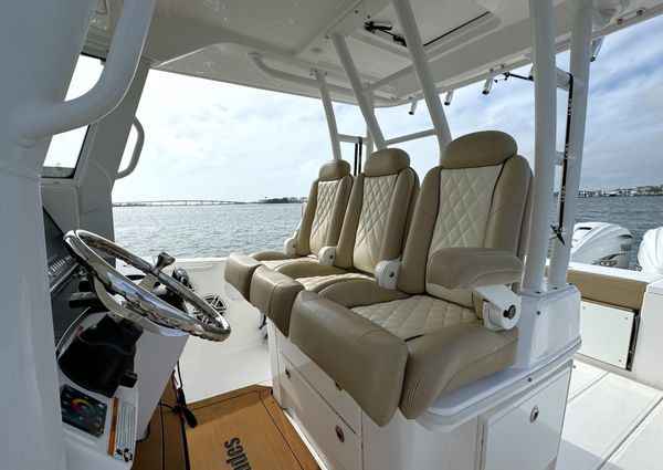 Everglades 335-CENTER-CONSOLE image