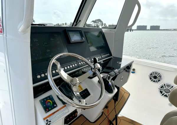 Everglades 335-CENTER-CONSOLE image