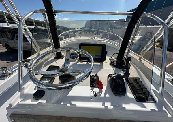 Mako 23 Center Console image