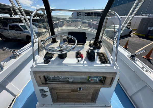 Mako 23 Center Console image