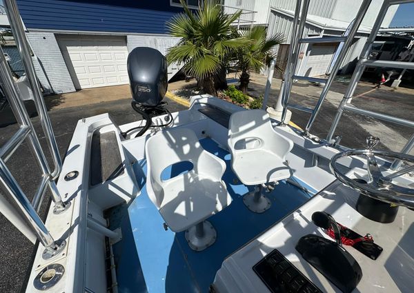 Mako 23 Center Console image