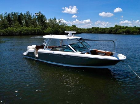 Boston Whaler Vantage 320 image