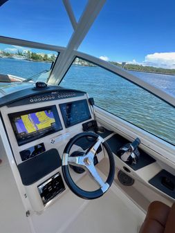 Boston Whaler Vantage 320 image